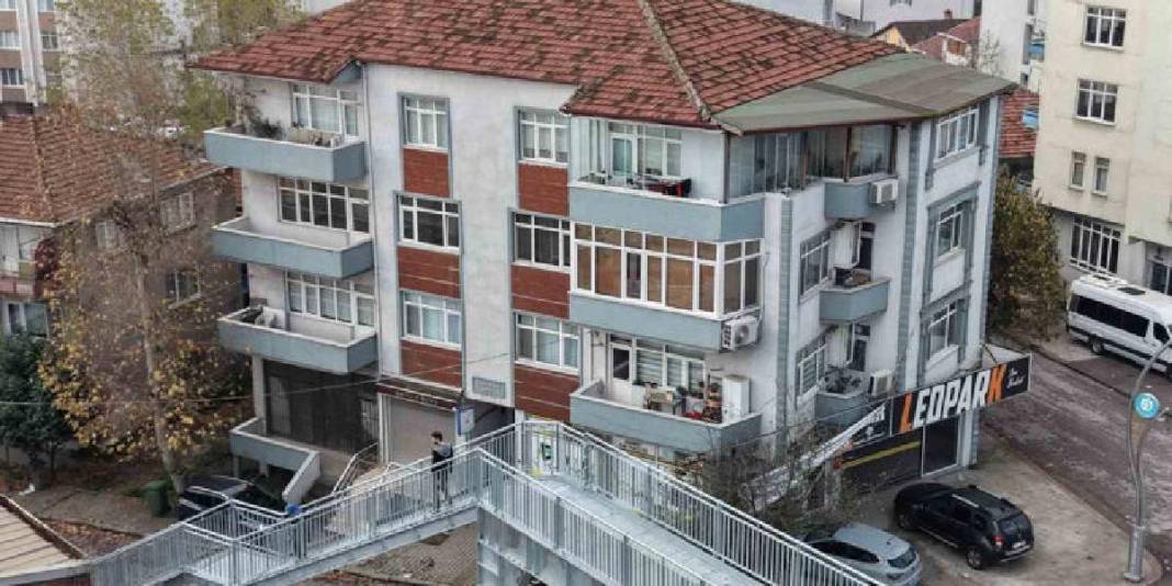 ‘Evimin içi görünüyor’ dedi, mahkeme kararıyla üst geçidi yıktırdı! Vatandaştan ‘Anlamı yok’ itirazı: “Yine ev gözüküyor” 1